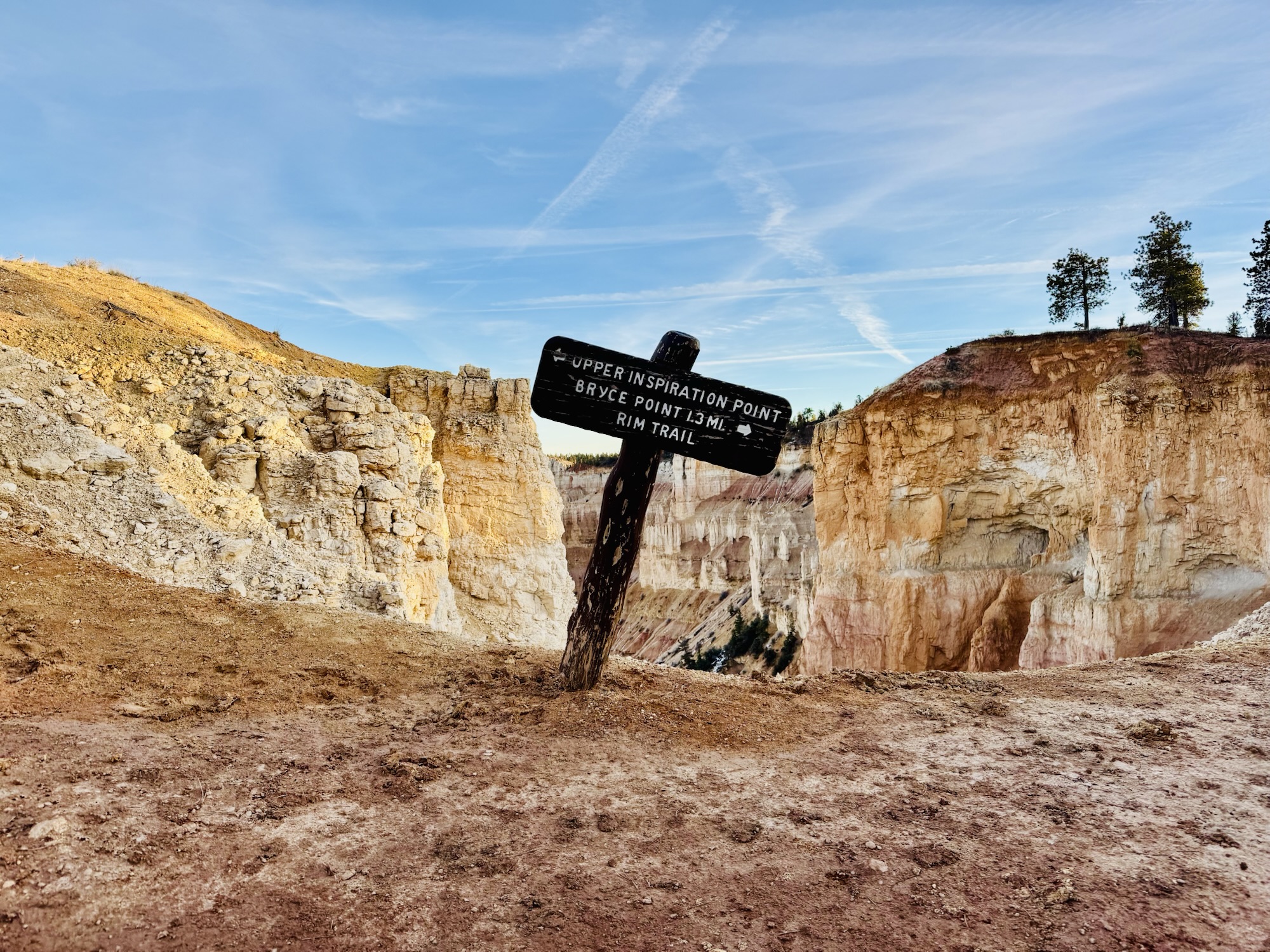 Trail Sign 🪧 Upper Inspiration Point & Bryce Point with a blue sky 🌌